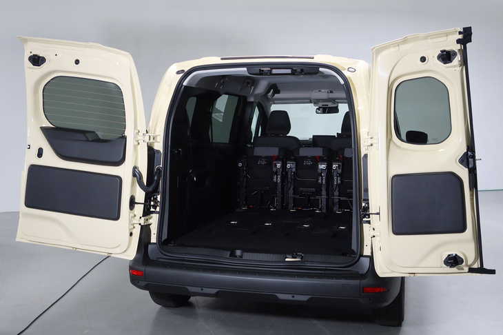 ロックを外せば、2枚のバックドアは180°開くことも可能だ。