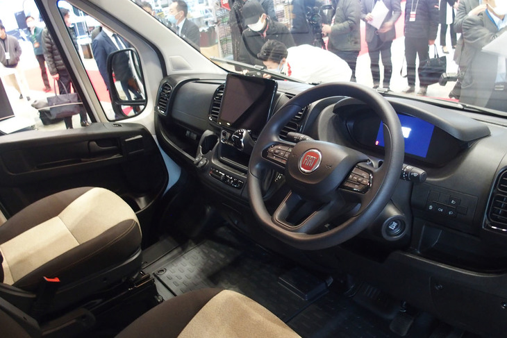 乗用車ライクなデザインが特徴となる「デュカト」のインテリア。右ハンドル仕様が導入される。