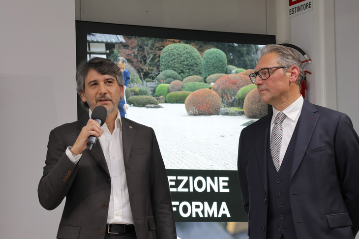 イベントには、マツダモーター・イタリアから地域マネジャーのフランチェスコ・ピント氏（写真左）も出席した。「スーペルアウト」のマッシモ・ラッツェッリ社長と。