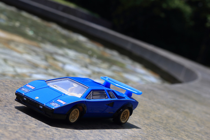 製造された3台すべてが現存している「ウルフ・カウンタック」。ボディーカラーは1号車が赤、2号車は青、3号車が紺となっている。（写真＝荒川正幸）