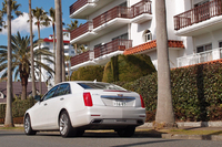 今回試乗したのは、4WD車の「CTSセダン プレミアム」。テスト車の「クリスタルホワイトトゥリコート」を含む、全5色のボディーカラーがラインナップされる。