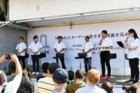 イベントは10時の開会式から本格的にスタート。写真向かって右から、司会のまるも亜希子氏とピエール北川氏、「モデューロX」開発アドバイザーの土屋圭市氏、ホンダアクセスで開発統括を務める福田正剛氏と、同じく完成車性能担当の湯沢峰司氏、SUPER GTドライバーでホンダ純正アクセサリーアンバサダーの大津弘樹選手。