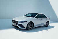 外板色は「ポーラーホワイト（ソリッド）」（写真）を含む全6色展開。メルセデス・ベンツのコンパクトモデルとして初めて「MANUFAKTURアルペングレー（ソリッド）」が有償オプションで設定された。