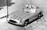 1955年ミッレミリアで「メルセデス・ベンツ300SLR」に乗ったモスは、2位のファンジオ組に30分もの大差をつけて新記録で優勝を果たした。（Daimler）
