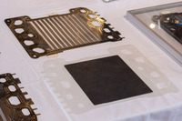 「CR-V e：FCEV」のセルに用いられる電極集合体（写真右下）とセパレーター（同左上）。新しいFCスタックでは、セルの発電部の面積を最適化することで一枚あたりの出力を向上。補器類の省電力化とも相まって、「クラリティ フューエルセル」のFCスタックより15％も積層数を減らしながら、同等のネット出力を実現している。