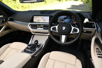 「M440i xDriveカブリオレ」のインテリア。BMW自慢の「インテリジェントパーソナルアシスタント」（AI音声会話システム）やインフォテインメントシステムなどの装備は、先に導入された「4シリーズ クーペ」に準じている。
