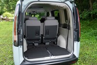 3列目シートを床下に格納したところ。開口部の高さ、荷室幅とも1195mmとゆとりがある。
