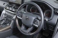 パワーステアリングは油圧式とコラム内蔵電動アクチュエーターの二段構え。快適性と万が一の際の安全性を確保している。