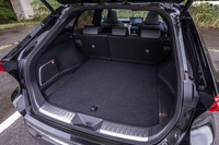 後席を使用した通常時の荷室。容量は408リッターで、ゴルフバッグが3個積めるという。「Z」グレード以上のモデルには、挟み込み防止機能付きハンズフリーパワーバックドアは標準装備となる。