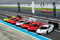 日本でのメディア／顧客向けテストドライブ実施にあたり、イタリアから20台近い「ウラカンEVO」が富士スピードウェイに持ち込まれた。