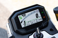 パワートレインに加え、インターフェイスや操作系にはカワサキのコンポーネントを採用。高い信頼性を確保している。