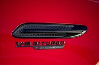 フロントフェンダー部には、「E」が赤く塗られた「E PERFORMANCE」エンブレムが添えられる。