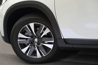 「アリュール」の足元は195/60R16サイズのタイヤと、16インチアルミホイールの組み合わせ。一方「GTライン」のタイヤサイズは205/50R17となっている。