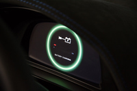 復路の海ほたるパーキングエリアにて充電中の、「トミーカイラZZ」のメーター表示。充電器にたどり着いたときは、まさに“電欠”の一歩手前という状態だった。