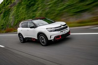 「『シトロエン・アドバンストコンフォート・プログラム』のたまもの」と説明される「C5エアクロスSUV」。サスペンションとシート、ゆったりとした空間、素材、エアクオリティー、音響の6部門ですべての乗員の快適性を追求したという。