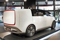 「サルーン」「スペースハブ」ともにリアウィンドウはないが、これは後方視界をカメラのみに頼る想定としたため。すでに一部のスーパーカーなどにも取り入れられている手法で、デザインの自由度がグッと増す。