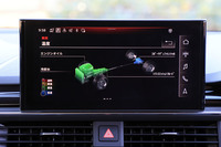 さまざまな機能のインターフェイスを担う、10.1インチのカラー液晶ディスプレイ。操作はタッチパネル式で、画面に指で触れて行うようになった。