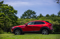 大きく傾斜するリアピラーデザインの採用で、クーペライクなフォルムを印象づける。このスタイリッシュなエクステリアも「CX-30」の特徴。