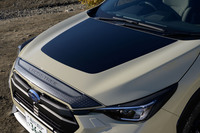 ベース車との主な違いは外装の意匠にあり、たとえばボンネットにはフードデカールを採用。車名の書かれたフロントノーズガーニッシュも目を引く。