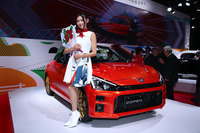 ダイハツブースにて、「コペンGRスポーツコンセプト」とコンパニオンのお姉さん。真面目な方には怒られてしまうかもしれないが、これもまた東京オートサロンのだいご味なのは事実……。