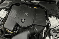 パワーユニットは最高出力204PSの2リッター4気筒ターボエンジンに、同23PSのISG（インテグレーテッド・スターター・ジェネレーター）を組み合わせたマイルドハイブリッドシステム。9段ATを介して後輪を駆動する。