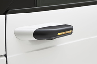 170万画素の高精細カメラを用いたサイドカメラミラーシステムを搭載。天候に影響されにくい視界の提供と、Aピラーまわりの視野拡大を意図して採用したという。