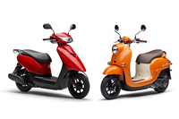 2018年3月に登場したヤマハの新型「ジョグ」（左）と「ビーノ」（右）。ともにホンダからOEM供給を受けて販売されるモデルで、デザインの一部は異なるものの、前者は「ホンダ・タクト」、後者は「ホンダ・ジョルノ」の姉妹モデルとなる。