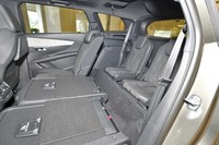 3列目シートは2人掛け。膝まわりのスペースや頭上スペースなどはそれなりで、大人が長時間を過ごすのはつらいだろう。