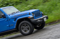 操舵機構は今となっては珍しいリサーキュレーティングボール式。やや“遊び”は大きいが、悪路では路面からのキックバックをよく抑えてくれる。