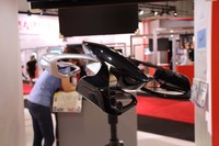 日本のスタートアップ企業を特集したパビリオンで。カーティベーターの「SkyDrive 2020」のスケールモデル。