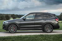 ふたたび新旧「X3」のサイドビューの比較。先代はヘッドランプとテールランプをつなぐようにキャラクターラインが走っており、またドアパネルに入る上下のラインやピークの位置などもほぼ平行。クルマの姿勢がわかりやすいデザインだった。