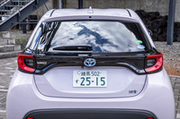 低重心・高剛性の「TNGA」プラットフォームが用いられた「ヤリス」のリアビュー。ボディー下部に行くにしたがってワイドになる、タイヤの踏ん張り感が強調されたデザインであることがわかる。