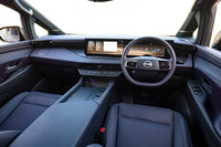 新型「エルグランド」のインストゥルメントパネルまわり。シンプルな横基調のデザインが特徴で、ステアリングホイールも、このセグメントでは珍しい2本スポークとなっている。