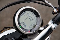 メーターは小ぶりな液晶タイプ。ギアポジションや走行モードなども表示される。