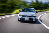 「シビックe：HEV RS」はシャシーも強化されている。ダンパーやスプリング、スタビライザーが専用パーツとなり、標準モデルに比べてロール剛性が11％アップしている。