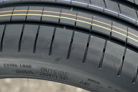 ワイドなショルダーブロックには、パターン剛性の向上と接地面積を拡大させる効果が。これもドライ路面での性能向上に寄与するポイントだ。