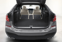 荷室容量は610～1800リッター。後席背もたれには40：20：40の分割可倒機能が備わる。