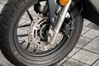 フロントフォークは正立タイプ。放熱性に優れる花弁型のブレーキディスクがおごられている。