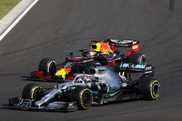 鈴鹿サーキットで5連勝中のメルセデス（写真手前）。今年のハンガリーGPでは、初ポールポジションからレースをリードしたマックス・フェルスタッペンのレッドブル（同奥）と激しい優勝争いを繰り広げた。今年の日本GPでも両者のつばぜり合いを見ることができるか？（Photo=Mercedes）