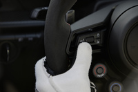 ポルシェの市販車としては初となるDRS（ドラッグリダクションシステム）を搭載。DRSのスイッチはステアリングスポークの左に配置される。