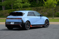 日本での発売日は2024年6月5日で、価格は858万円。オプションで選べるのはボディーカラーのみという潔い設定だ（この試乗車の「パフォーマンスブルー」は0円）。