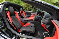 試乗車にはスタンダードモデルの「2LT」と同じく「GT2バケットシート」が装備されていた。電動調整機能付きで、シートバックにはカーボンファイバーが用いられている。