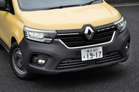 フロントマスクは今日のルノー車に共通するカッチリとしたデザインに。「ゼン」と「クレアティフ」の2グレードではバンパーが無塗装の黒となる。