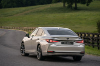 リアコンビネーションランプは、3つのL字を層状に重ねた奥行きのあるデザイン。