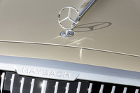 フロントグリルには“MAYBACH”のロゴが備わっている。