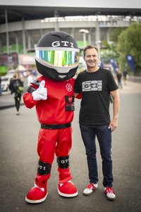 「GTIマン」（？）と、フォルクスワーゲンのCEOトーマス・シェーファー氏。イベントのステージで「フォルクスワーゲンがどんなところで生産されているのかを知ってもらういい機会になったと思います」とコメントした。