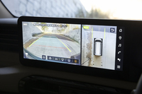 3D表示ができるマルチアラウンドモニターは三菱自動車としては初採用。見通しの悪い交差点の合流などで役立つワイド映像が便利だ。