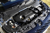 最高出力180PS、最大トルク430N・mを発生する2リッターディーゼルターボエンジン。燃費はWLTCモード計測で12.8km/リッターとなっている。