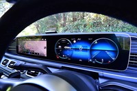 ドライバーの前方には、12.3インチのメーターパネルとインフォテインメントシステム用のディスプレイが並ぶ。前者には、オーソドックスな速度計やエンジン回転計のほか、写真のように車体の傾斜角や運転支援システムの作動情報なども表示できる。