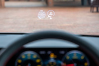 フロントのウインドスクリーン上に映し出されるヘッドアップディスプレイは、「アドバンスドパッケージ」に含まれるオプション。表示情報はいくつかの中から選び、任意に設定できる。